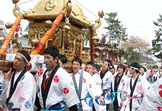 神輿を担ぐ市長